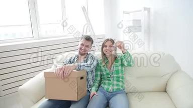 购租房地产的概念.. 幸福的年轻夫妇带着新家的钥匙